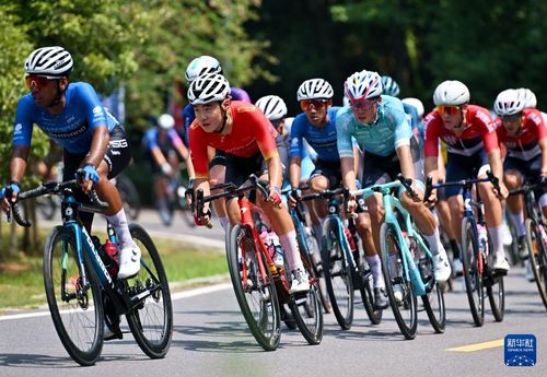 第十二屆環(huán)鄱陽(yáng)湖國(guó)際自行車(chē)大賽激情開(kāi)賽